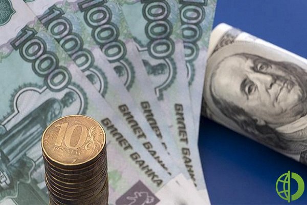 По отношению к доллару, реальный курс рубля за аналогичный период упал на 15,8%