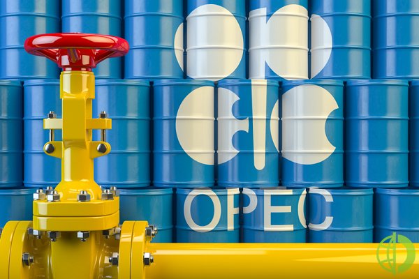 В июле члены ОПЕК+ пришли к соглашению остановить сокращение добычи и перейти к постепенному восстановлению производства нефти