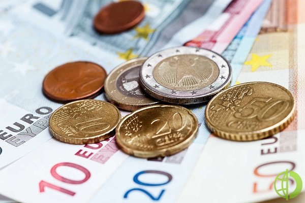За месяц количество трансграничных операций с использованием европейской валюты снизилось с 32,64 до 31,74 процента