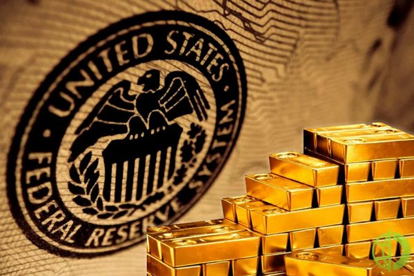 Золото продолжает падать в цене перед решением ФРС США
