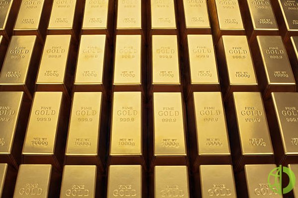 Золото теряет в цене на фоне снижения спроса