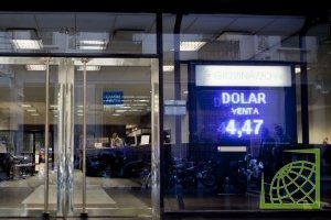 Ограничения на покупку иностранной валюты стали продолжением политики аргентинских властей по вытеснению доллара из денежных операций внутри страны.